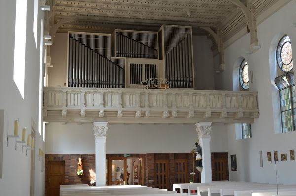 013 Kirche nach Renovierung 2014   Blick zur Orgel